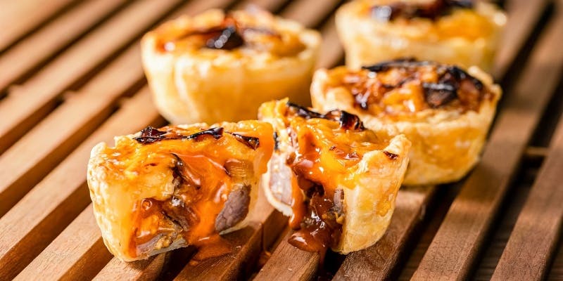 とろっとした具材が見える、チャーシュータルトの断面