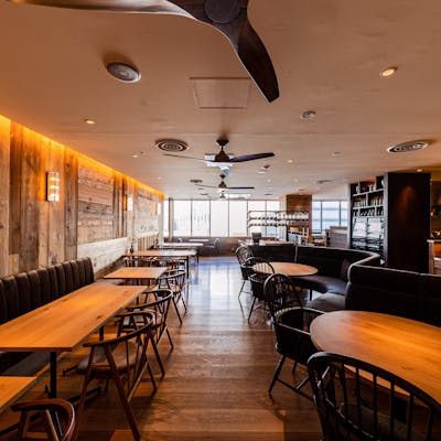 ウッドテイストのお洒落な雰囲気の店内