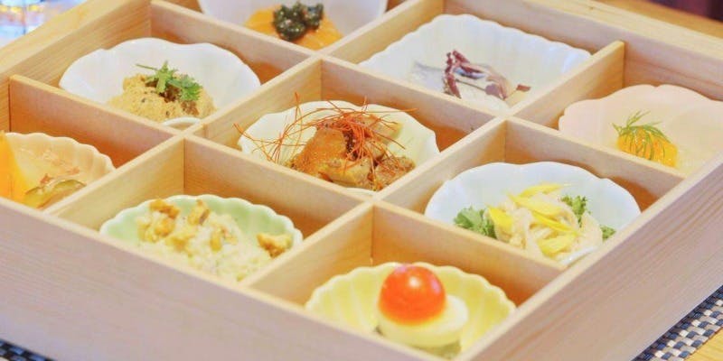 【昼飲みに嬉しいBOX】「泉の麦箱」全11品 おばんざい9種・温菜・甘味or珈琲　（数量限定）