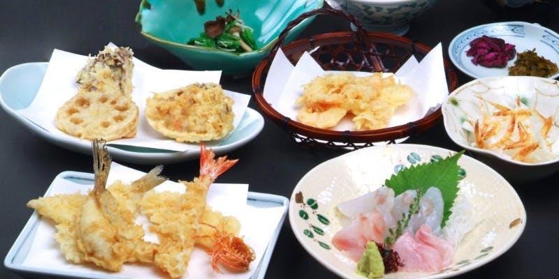 つな八流や車海老の天ぷら、刺身3種盛りを味わえる「風花」コース