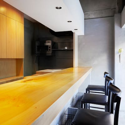 カウンター席のみの、大人の隠れ家