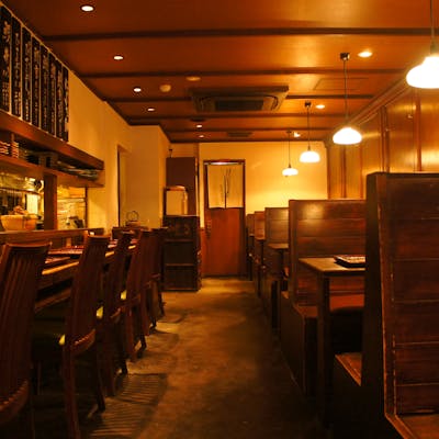 カウンター席とテーブル席。暖かな雰囲気の中でゆったりと過ごせる空間