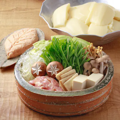 新鮮地鶏とこだわり野菜。食べ合わせを重視した日本酒とワイン