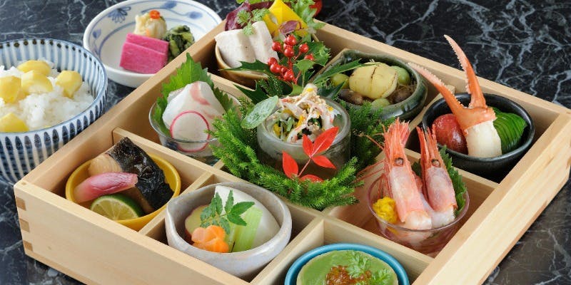 彩り豊かな九つの小鉢に、季節の味覚を詰め込んだ御膳料理「瀬戸華」＋岡山県産なぎビーフ陶板焼付