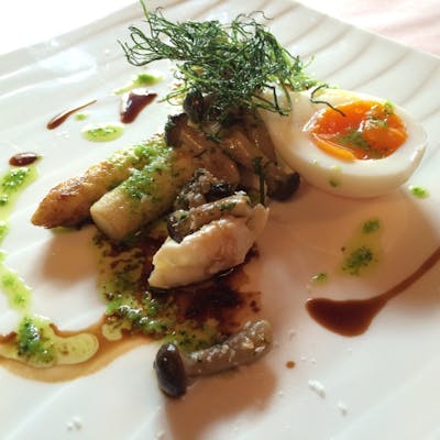 豊富に取りそろえるワインとともに