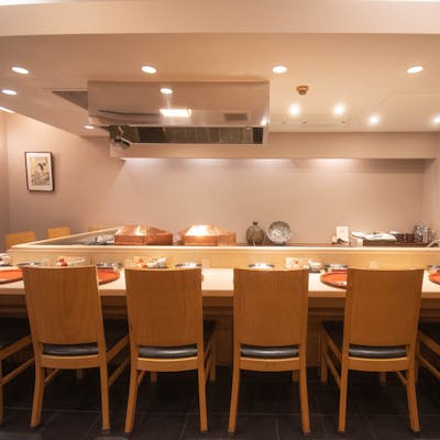 凛とした檜造りのカウンター