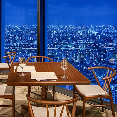 隅田川が流れる景色を一望できる店づくり