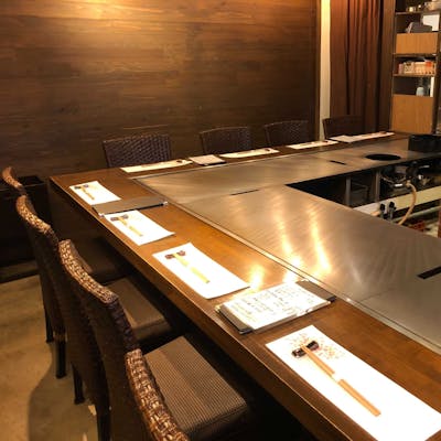 臨場感溢れるカウンター席