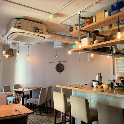 オープンキッチンの開放的な空間