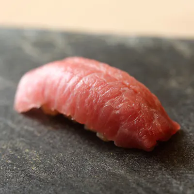 熟練の技が生み出す「すし寿」の鮨