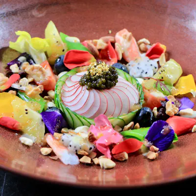今迄に食べた事がない!と評判の華の彩り前菜は季節の移ろいを
