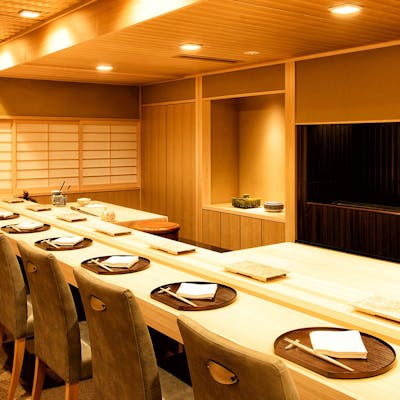 カウンター席のみの、大人の隠れ家