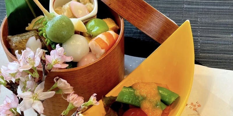 【ミニ会席 桜】先付、季節の一品、とろ等の寿し、デザートなど（個室確約・リクエスト予約）