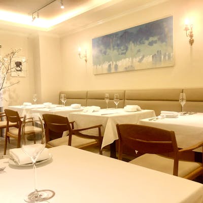 白を基調とし、温かい日差しが差し込む店内