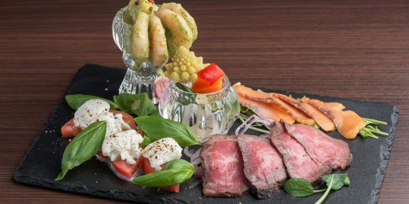 【忘年会/新年会におすすめ】黒毛和牛牝牛のステーキや自家製の前菜など【飲み放題付き】