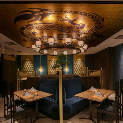 伝統とモダンが融合した店内