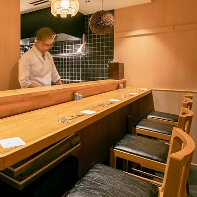 揚げたての天ぷらをカウンターにて