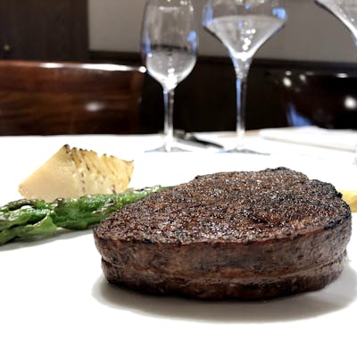 仕上げに炭火で焼き上げるクリスピー食感のステーキ。