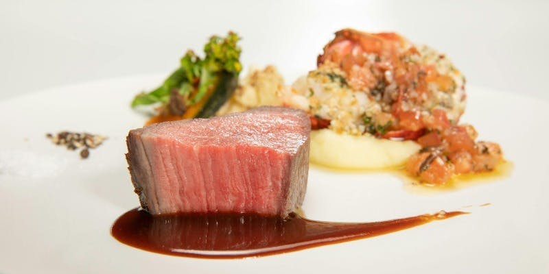 上越産黒毛和種くびき和牛とオマール海老をメインに、にいがた和牛を楽しめる全7品のスペシャルコース