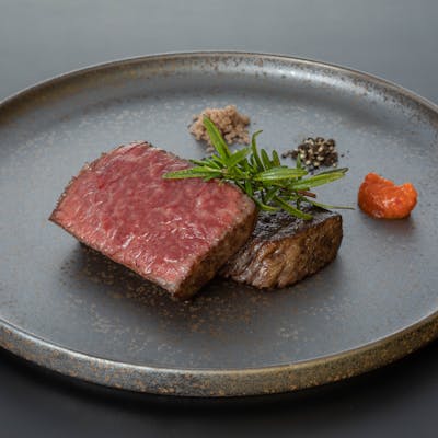 厳選した新潟県産黒毛和牛を炭火でじっくり焼き上げるステーキを堪能頂きたい