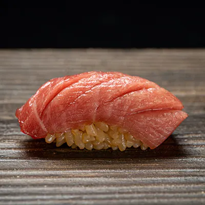 四季折々の旬を味わう、職人こだわりの鮨と逸品