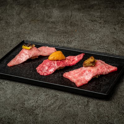 和牛焼肉『やくにく』の肉は、熟練の職人が店内で手切りでカット
