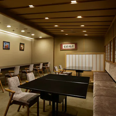 眼下に見下ろす京都の街、店内は数奇屋造りの落ち着いた佇まいのお部屋です