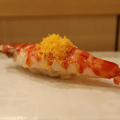こだわりの技と旬の食材で提供される鮨とお料理