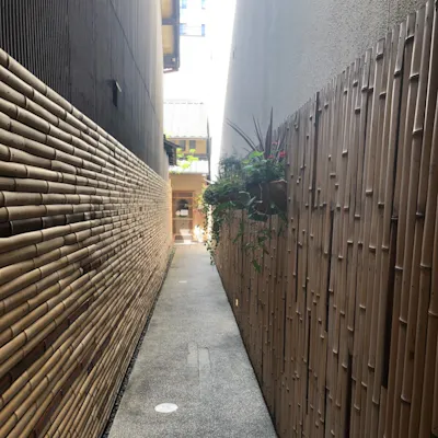 細い路地の奥に佇むフランス料理店