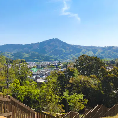 比叡山を一望する美しい丘の上に佇む、大人のための隠れ家レストラン。