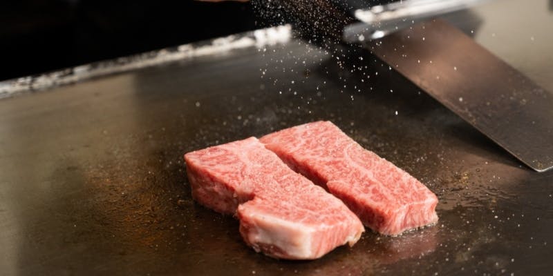 【難波店おすすめ贅沢ランチ】黒毛和牛炙りサラダ仕立て、オマール海老など＋乾杯ドリンク付き