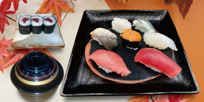 【お昼 / 握り15貫】鮪三種/大トロ、中トロ×2、赤身×2、雲丹、穴子＋巻物などが入った  12,500円コース