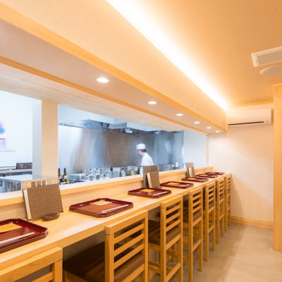 木目調の明るく格式ある店内