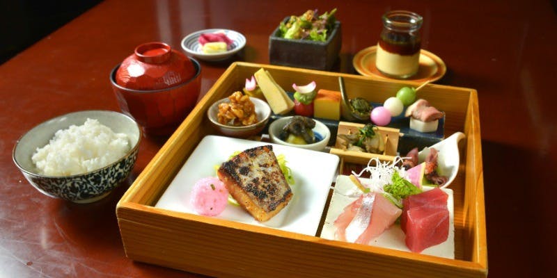 【白木弁当～庭園～】ご家族お友達とのお食事にお好みで選べる料理を白木箱に盛込む人気ランチ
