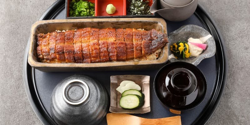 信楽焼の器に盛り付けられた一本ひつまぶし定食