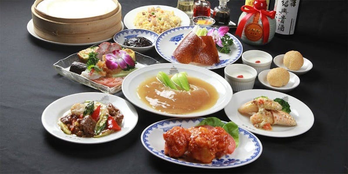 横浜中華街 北京飯店 【王朝コース】これぞ宮廷料理！北京ダック・ふかひれ姿煮・ロブスターなど 全8品（円卓5名～） ディナー プラン ...