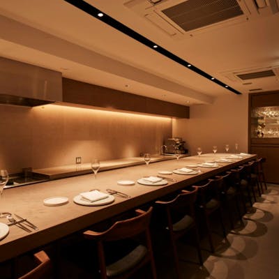 カウンター席のみの、大人の隠れ家