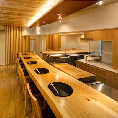 ライブ感溢れるカウンター席のみの店内