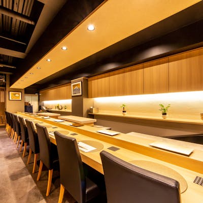カウンター席や個室も完備のあたたかな空間