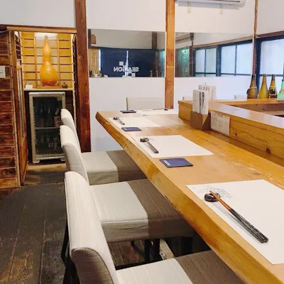 落ち着いた雰囲気の古民家風の店内