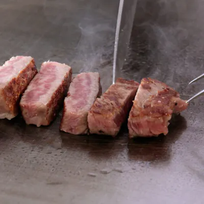 こだわり素材の鉄板焼きに舌鼓