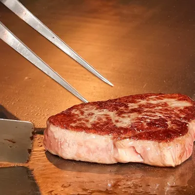目の前の鉄板で焼きあげる黒毛和牛ステーキ