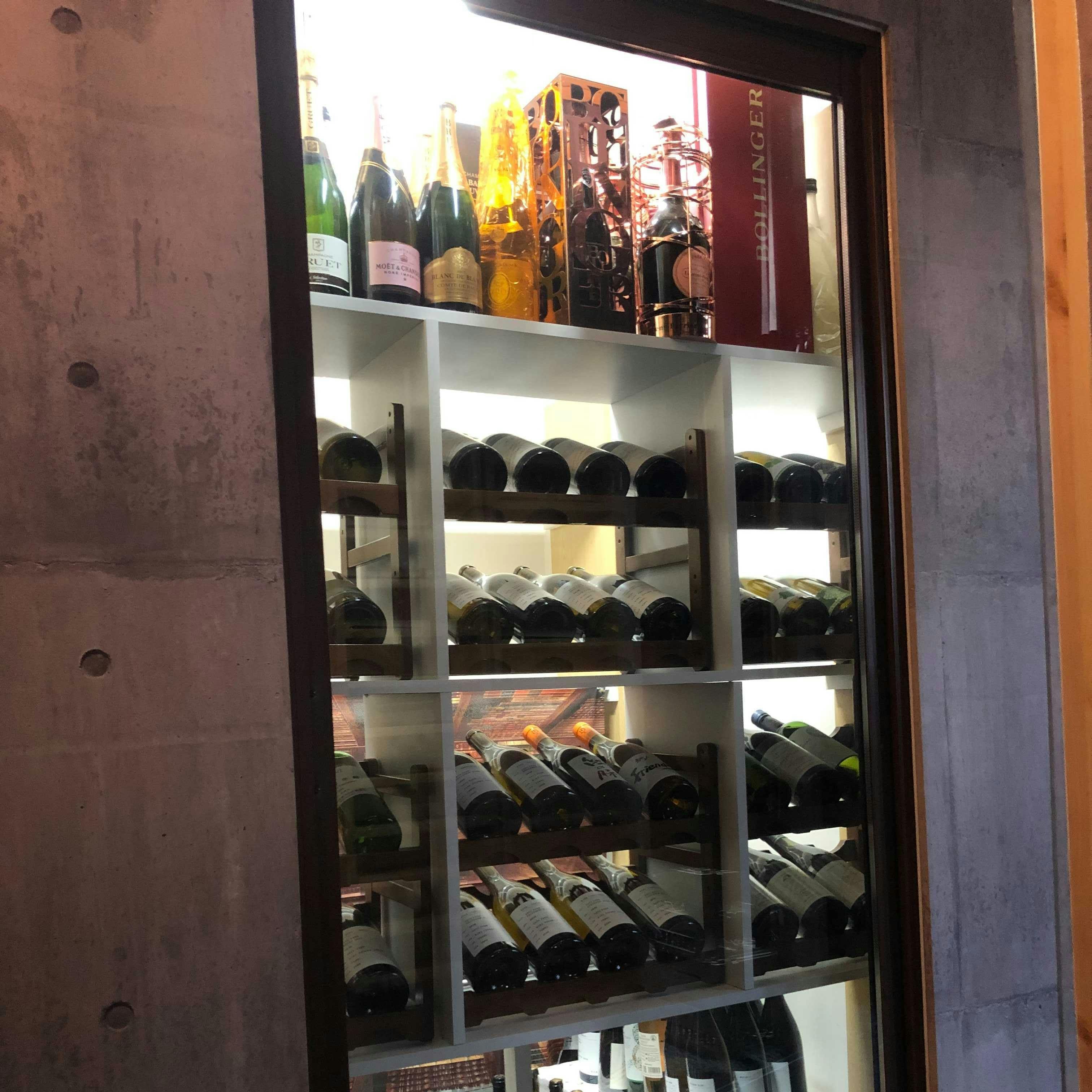 ワインセラーに並ぶ約30種の日本ワイン