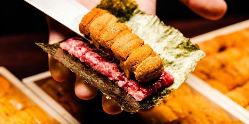 個室確約祝【新宿うしみつ開店記念コース】「和牛雲丹ユッケドッグ　～目の前仕上げ～」