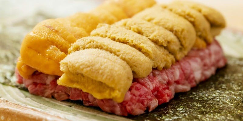 10月1日～　個室確約【特選和牛ヒレと雲丹尽くしコース】「厳選和牛の雲丹ユッケドッグ　～雲丹2列のせ～」