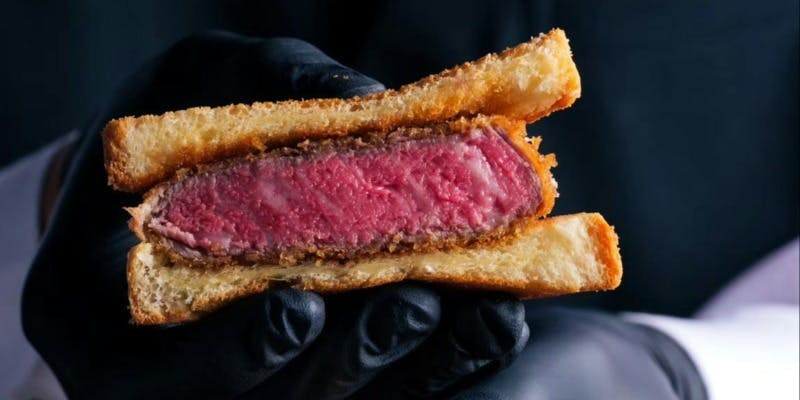 祝【新宿うしみつ開店記念コース】「和牛の蟹いくらユッケドッグ」「厳選ヒレ肉のブリオッシュカツサンド」