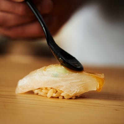 旬の食材を取り入れたつまみと握り