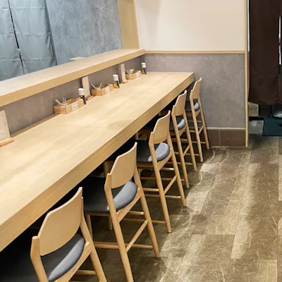 開放感ある明るい雰囲気のとんかつ店