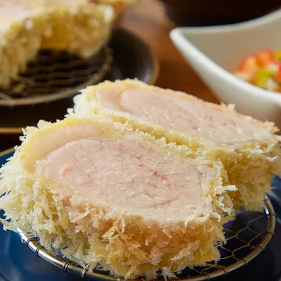 低温揚げでじっくりと火入れをする「白いとんかつ」