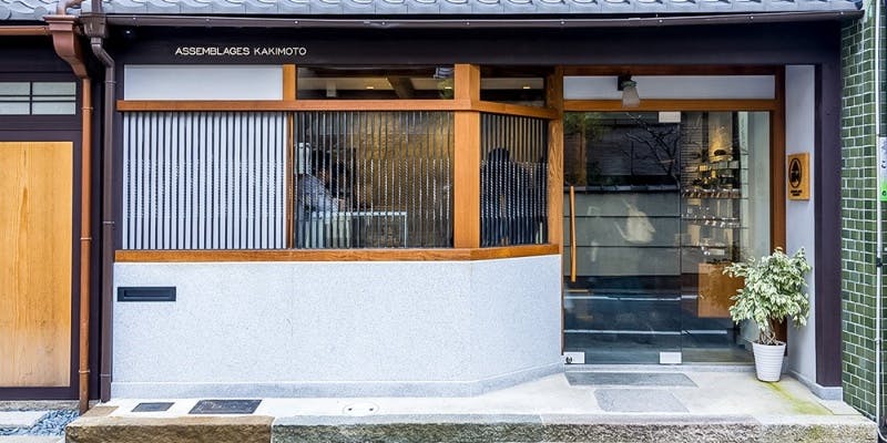 落ち着いた雰囲気のアッサンブラージュプリュスの入り口